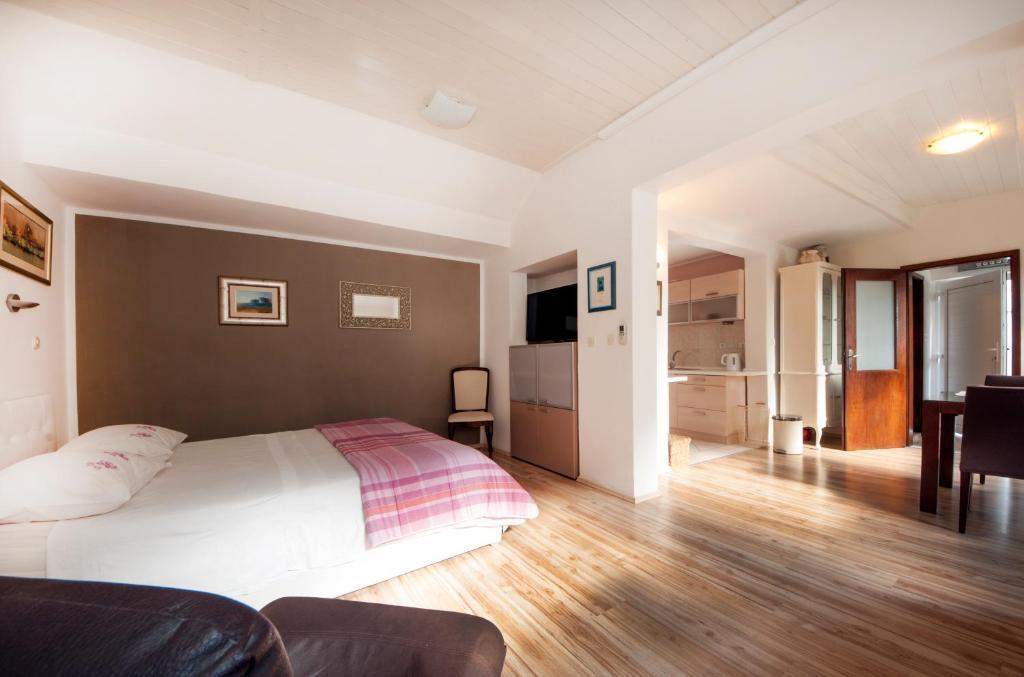 Bruno Split Centre Apartment And Room ภายนอก รูปภาพ