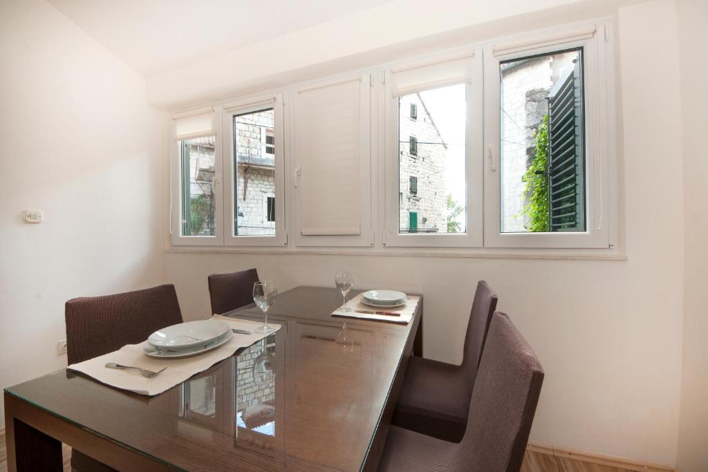 Bruno Split Centre Apartment And Room ภายนอก รูปภาพ